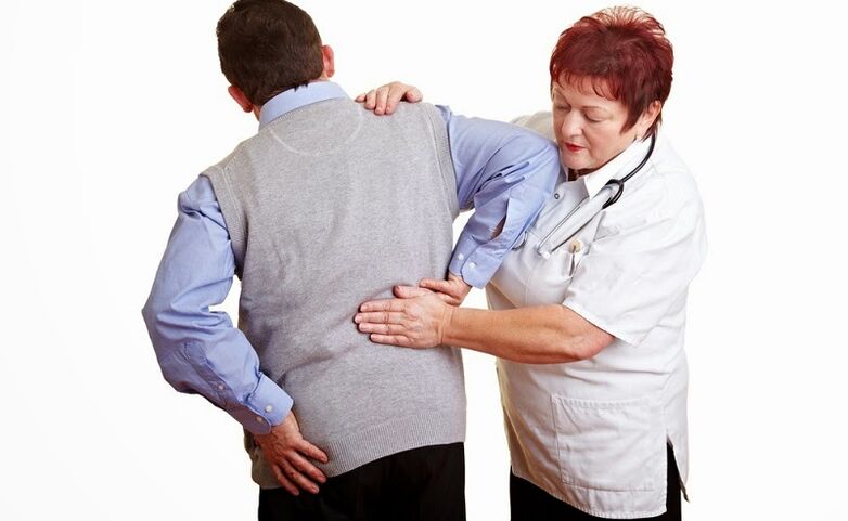 exame do paciente por un médico por dor nas costas