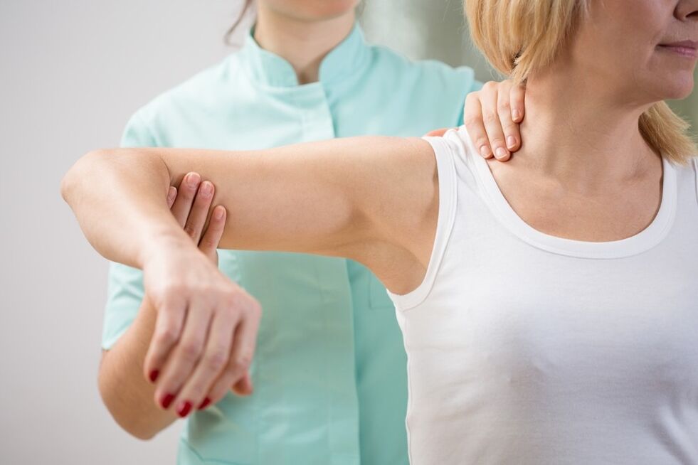 Exame dun médico con osteocondrose cervical